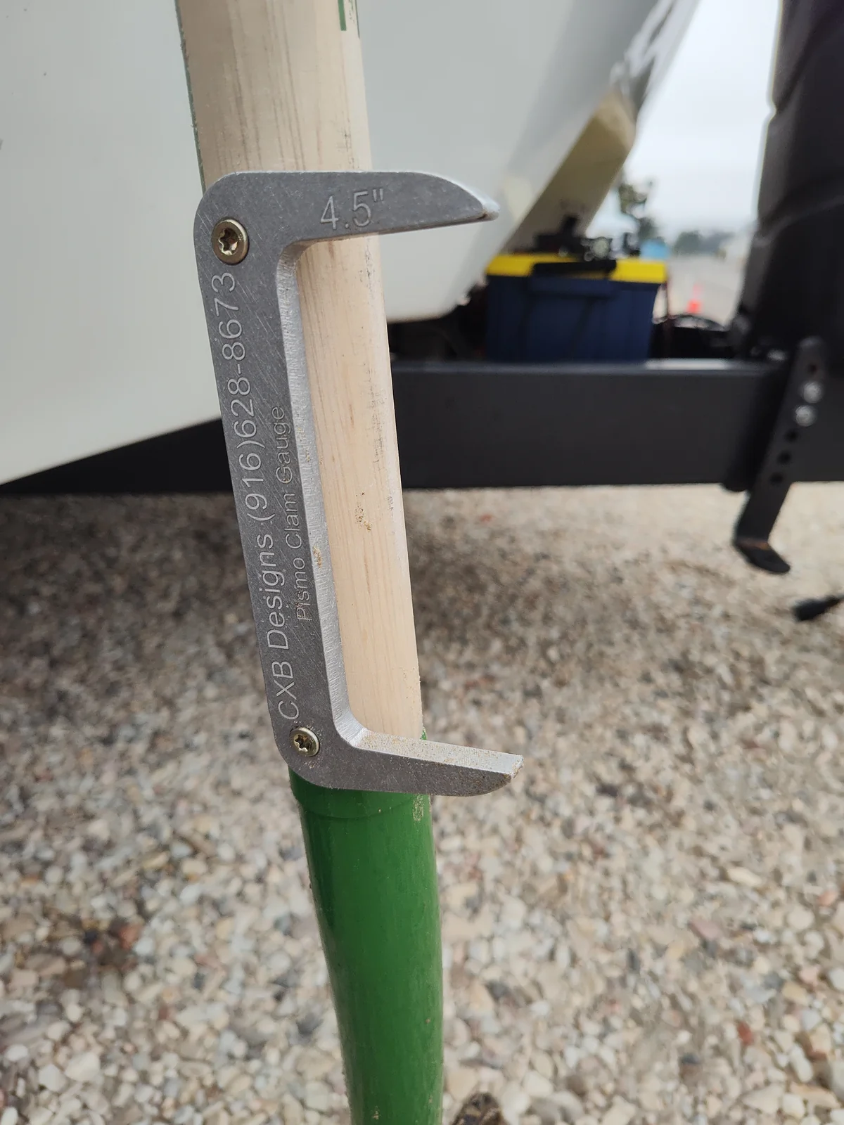The CXB-Designs gauge mounted directly onto the wooden handle of a clam fork via the curved machined channel on its back, secured with two screws.
